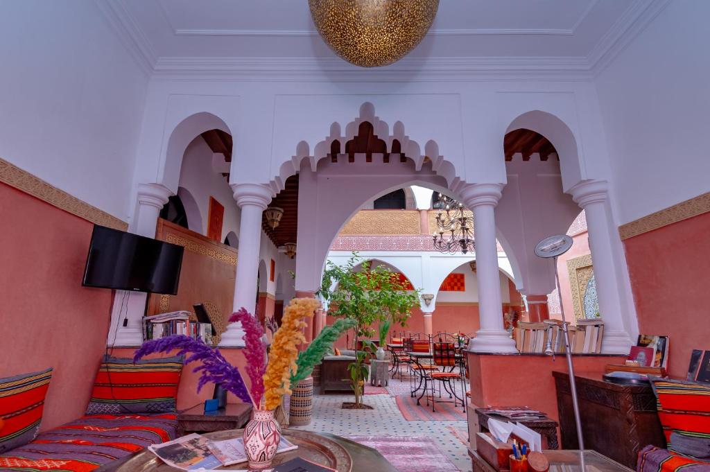 un salon avec un canapé et une table dans l'établissement Riad Losra, à Marrakech