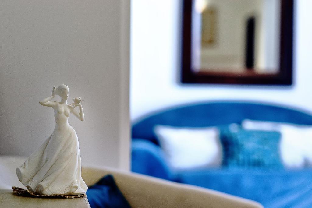 une figurine en plastique d'une mariée assise sur un canapé dans l'établissement Villa Flore, à Colli di Fontanelle