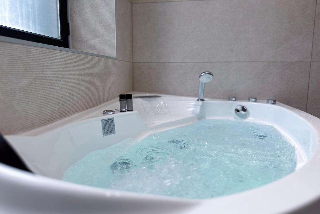 MACE Appartement avec SPA dans quartier Historique Exclusif Calme Coeur d'Antibes 8