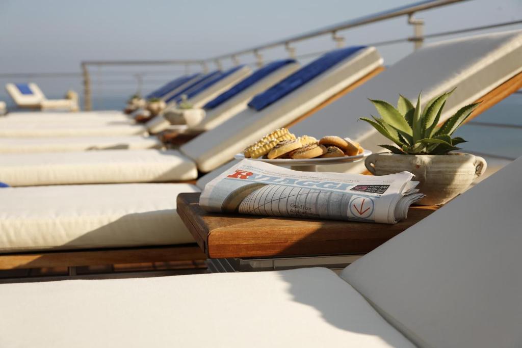 une rangée d'oreillers sur un bateau de croisière dans l'établissement Hotel Cristallo, à Giulianova