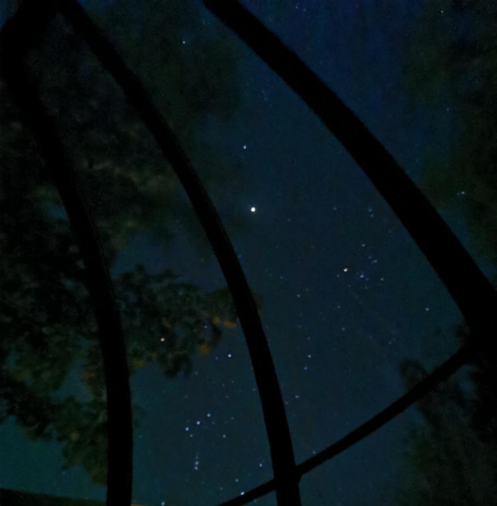 - une vue sur le ciel nocturne depuis la fenêtre dans l'établissement Dôme de la bergerie, à Saint-Valery-en-Caux 2 autres photos