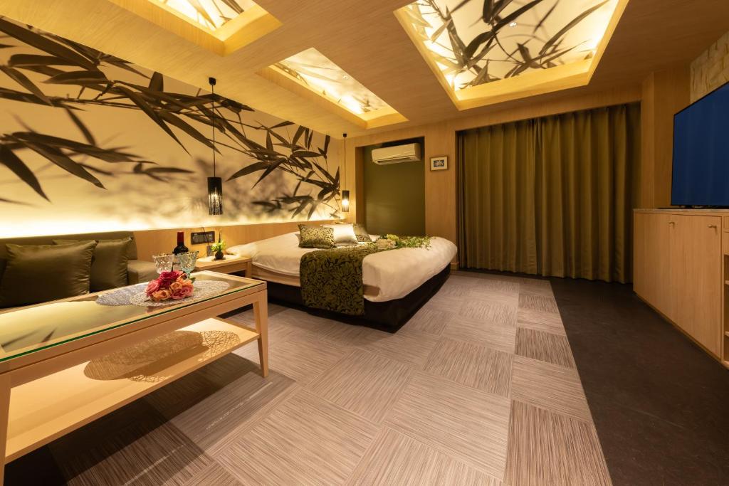 une chambre d'hôtel avec deux lits et une télévision dans l'établissement hotel AYA Adult Only, à Shijonawate 39 autres photos