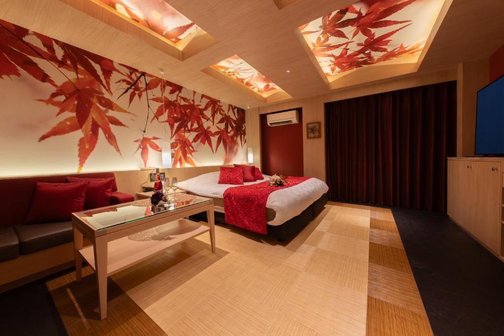 une chambre avec un lit, un canapé et une table dans l'établissement hotel AYA Adult Only, à Shijonawate