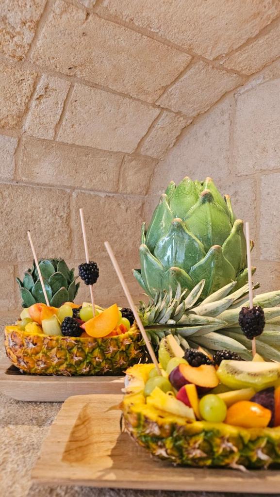 deux paniers de fruits sur une table avec des baguettes dans l'établissement Vecchia Mottola WELLNESS, à Mottola