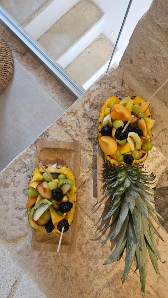 deux paniers de fruits sur une table avec un ananas dans l'établissement Vecchia Mottola WELLNESS, à Mottola 15 autres photos