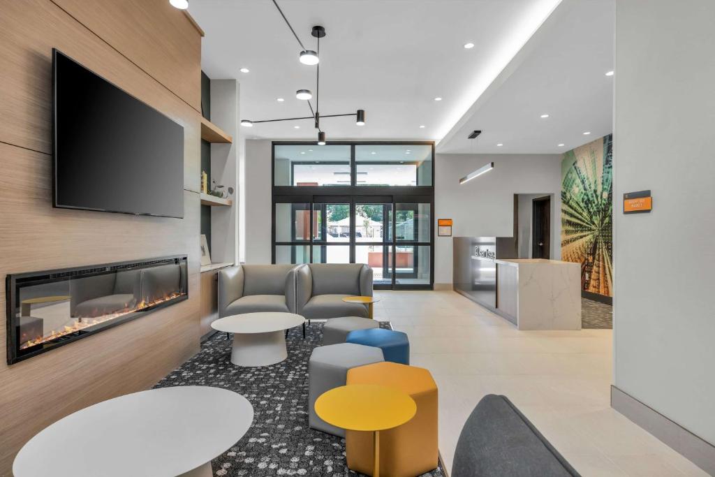La Quinta Inn & Suites by Wyndham San Jose Silicon Valley Image