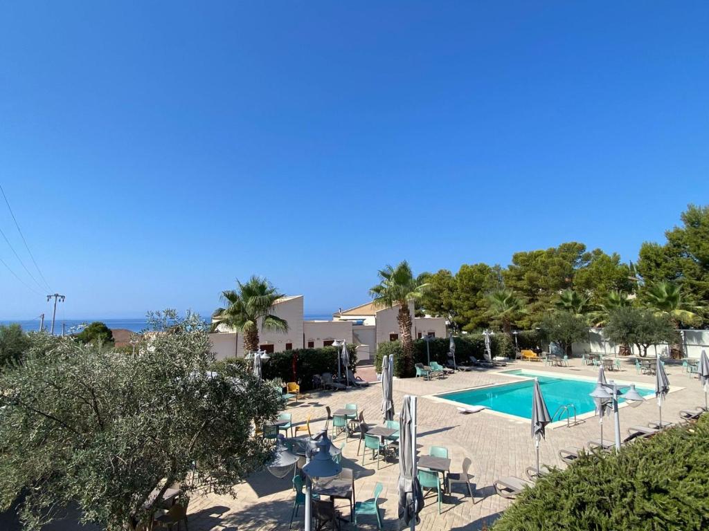 une image d'une piscine dans un complexe hôtelier dans l'établissement Giotera Village, à Sciacca