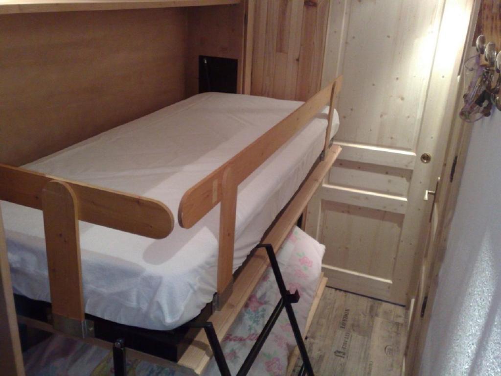 Cette petite chambre comprend un lit superposé. dans l'établissement Studio 20 Les Grandes Platières, à Tignes 7 autres photos
