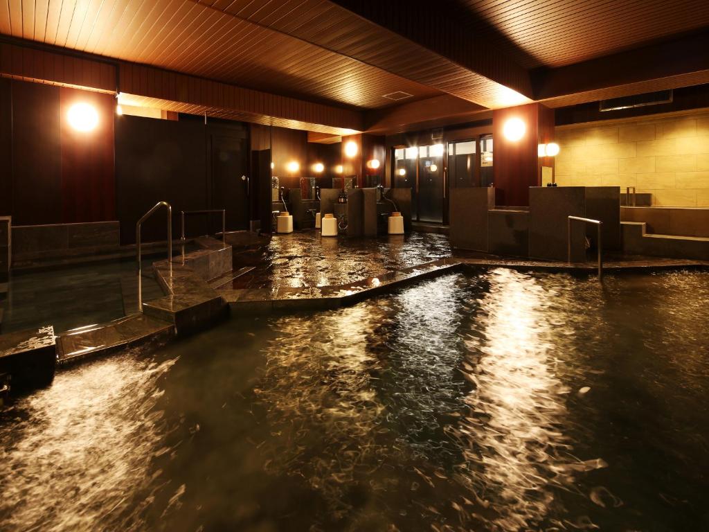 - une piscine d'eau dans une pièce éclairée dans l'établissement Arima Royal Hotel, à Kobe