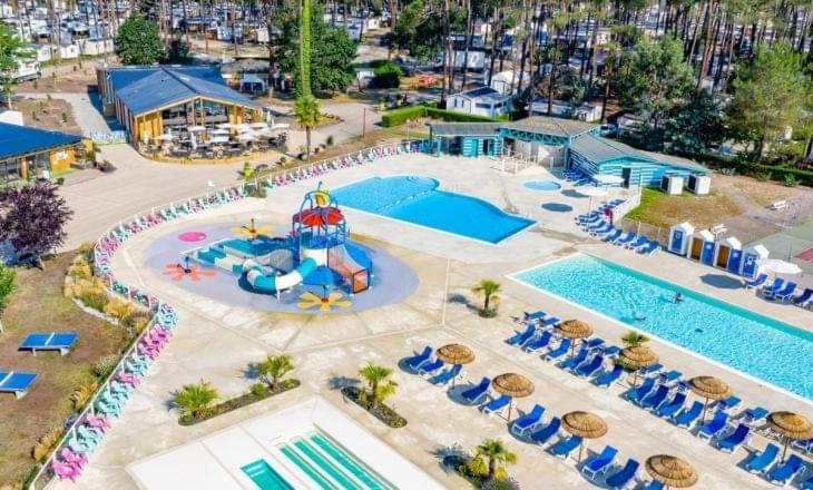 une vue aérienne d'une piscine dans un complexe hôtelier dans l'établissement Mobil-home Mick et Stefie, à Saint-Julien-en-Born