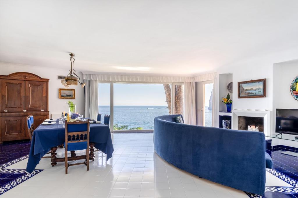 - un salon avec une table et une vue sur l'océan dans l'établissement Villa Felicita, à Massa Lubrense