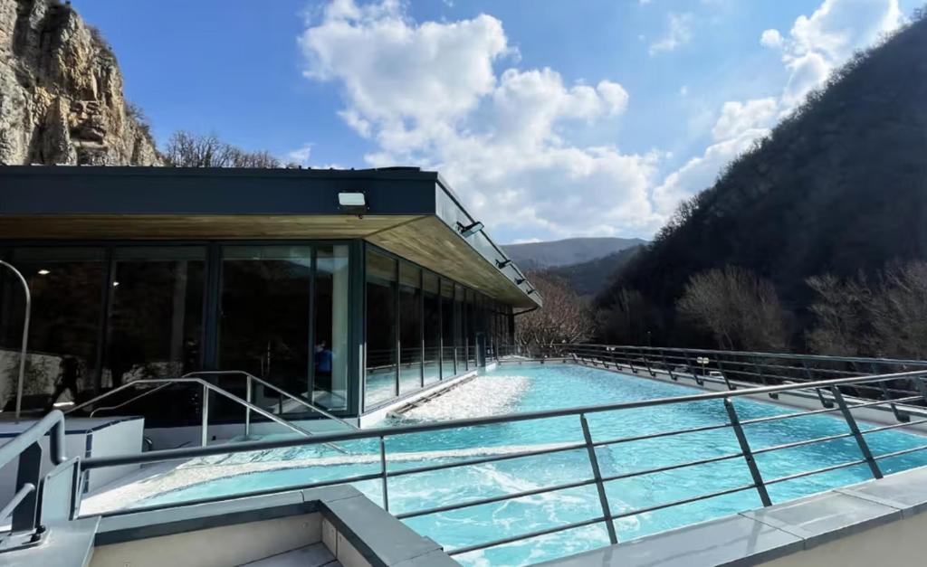 un bâtiment avec une piscine dans les montagnes dans l'établissement Charmant appartement centre-ville 70m2, à Digne-Les-Bains