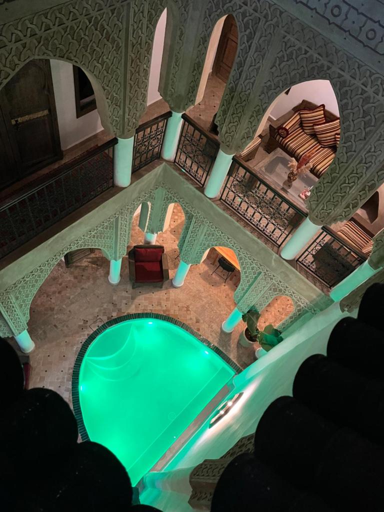 une vue aérienne d'une piscine dans un immeuble dans l'établissement Riad Laksiba, à Marrakech