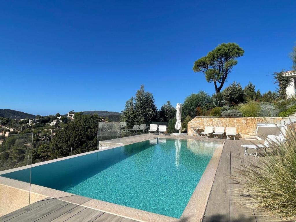 - une piscine dans une villa avec vue dans l'établissement Villa with private pool, amazing sea panorama and private garden, à Domus de Maria