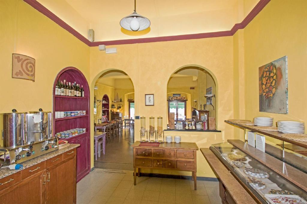 une grande cuisine avec des murs et des arches jaunes dans l'établissement Hotel Baia, à Monterosso al Mare