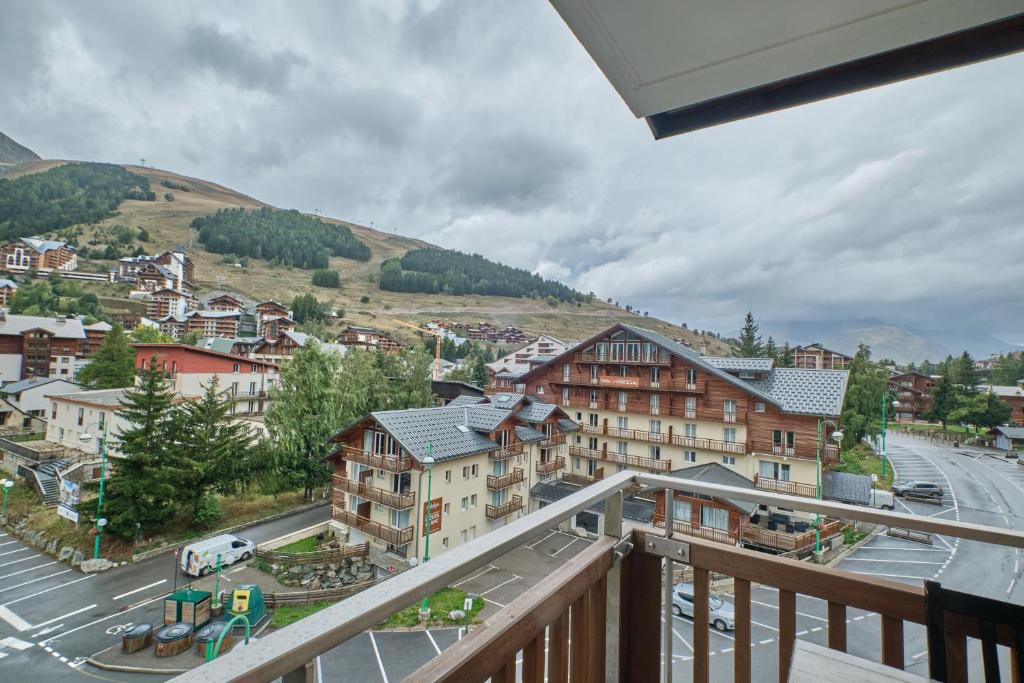 une vue d'une ville depuis un balcon dans l'établissement Lauvitel K5, à Les Deux Alpes
