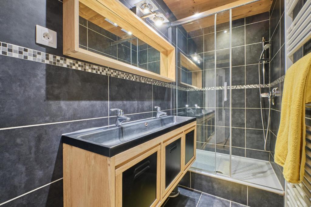 une salle de bain avec un lavabo et une douche dans l'établissement Lauvitel K5, à Les Deux Alpes