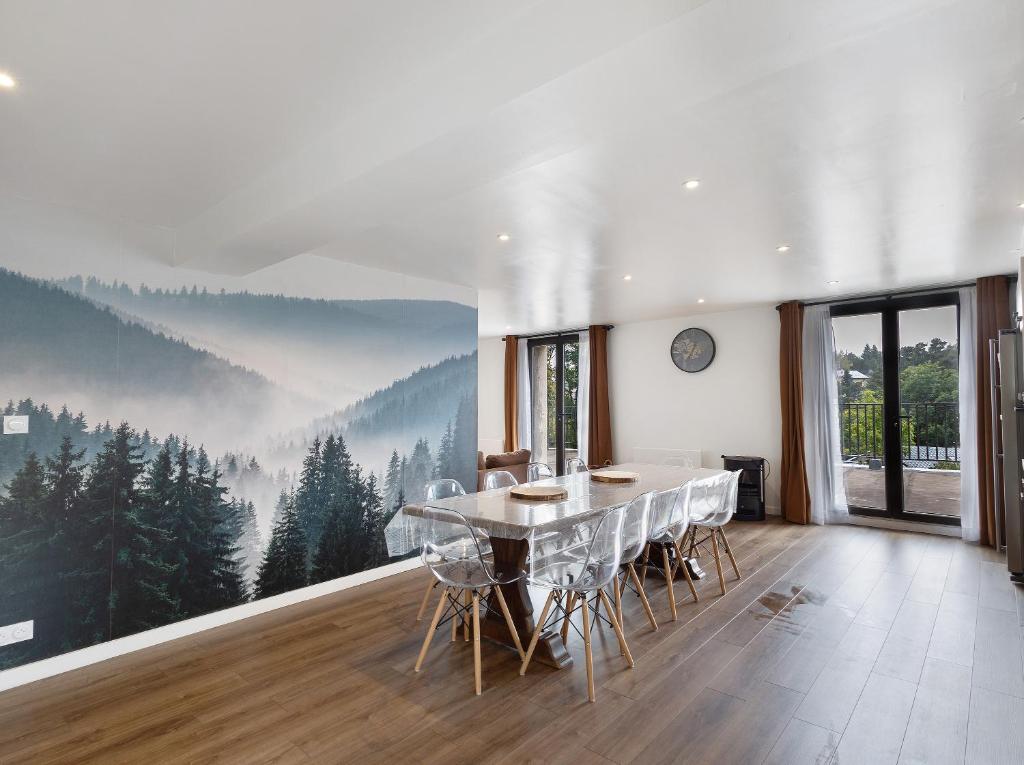 - une salle à manger avec une table et une vue sur la montagne dans l'établissement Residence les isards, à Formiguères