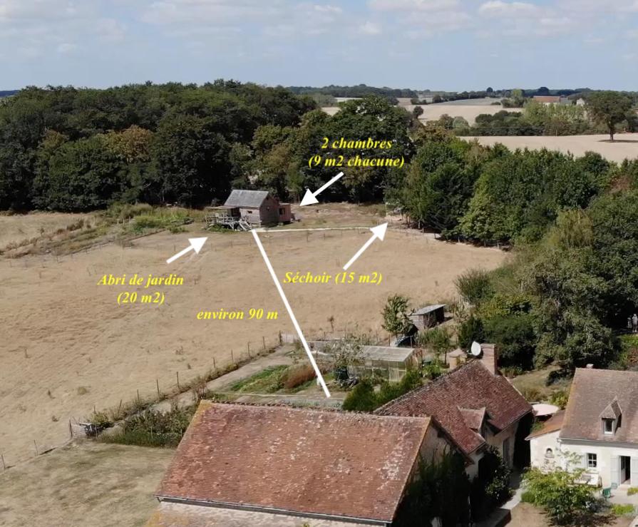 une vue aérienne sur un domaine doté d'éoliennes dans l'établissement Les gîtes des Nouers, à Sennevières