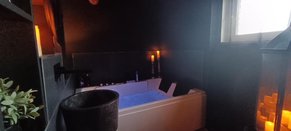 "BLACQ ROOM" Luxe, balnéo, sauna 50 nuances de grey 8