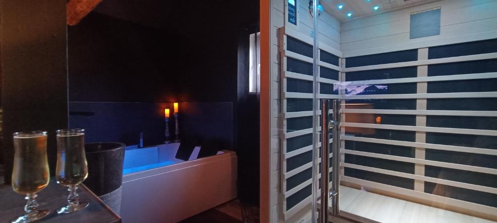 "BLACQ ROOM" Luxe, balnéo, sauna 50 nuances de grey 3