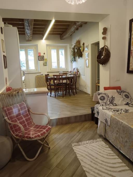 Casa Artemisia lungo il fiume con giardino privato 8