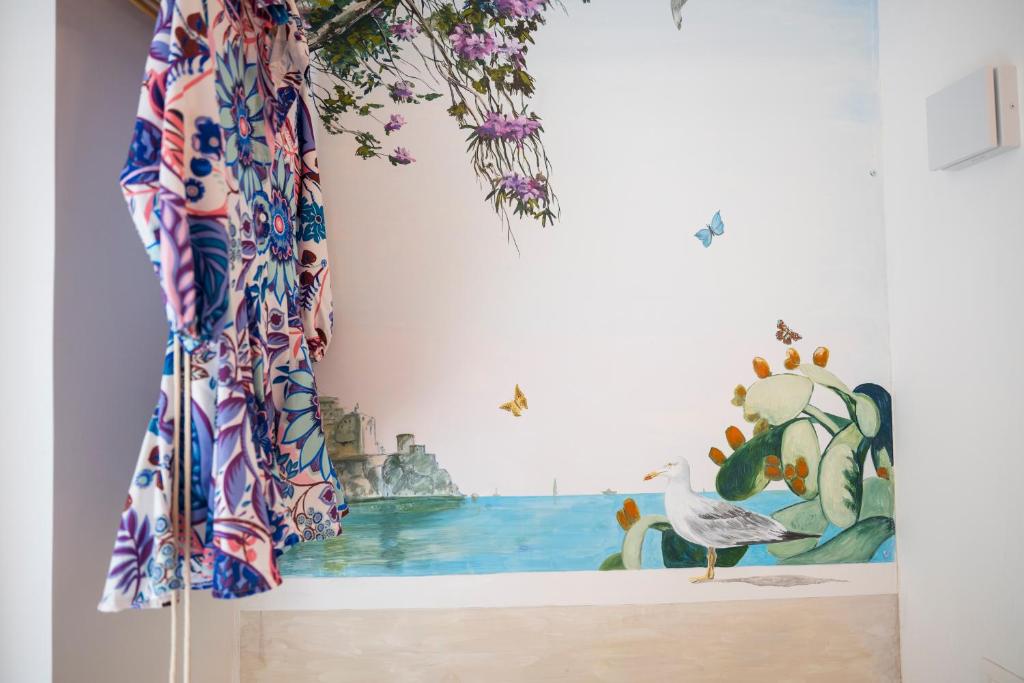 une fresque murale sur le mur d'une pièce avec un paon dans l'établissement ApartHotel Antica Repubblica in Amalfi center at 100mt from the sea, à Amalfi