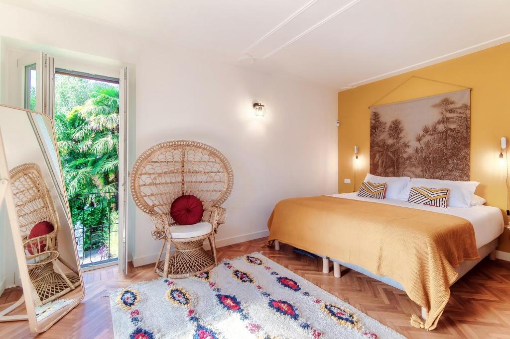 une chambre avec un lit et une grande fenêtre dans l'établissement Villa Riva - by MyHomeInComo, à Lenno 91 autres photos