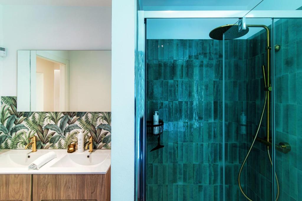 une salle de bain avec douche et lavabo dans l'établissement Villa Riva - by MyHomeInComo, à Lenno