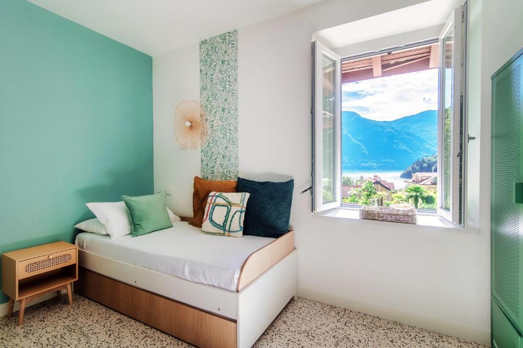 une petite chambre avec un lit et une fenêtre dans l'établissement Villa Riva - by MyHomeInComo, à Lenno