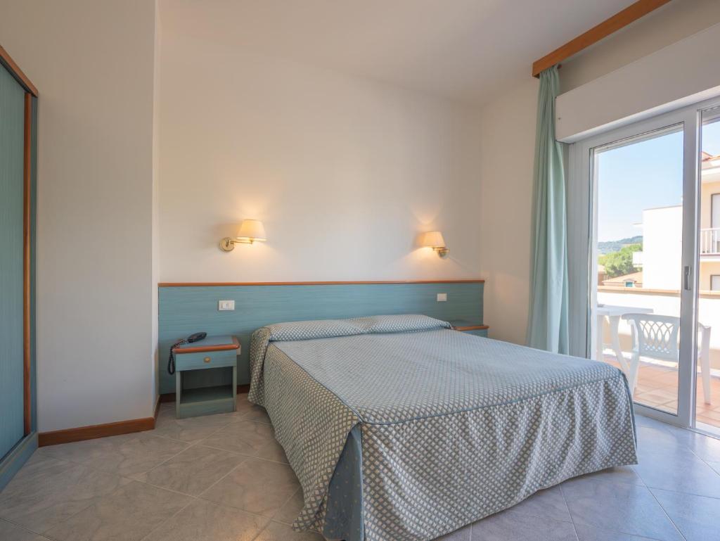 une chambre avec un lit et une grande fenêtre dans l'établissement Hotel Splendid, à Diano Marina 234 autres photos