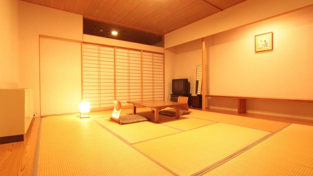 un salon avec une table et une chaise dans l'établissement Resort Project Myoko Kogen Hot Spring, à Myōkō