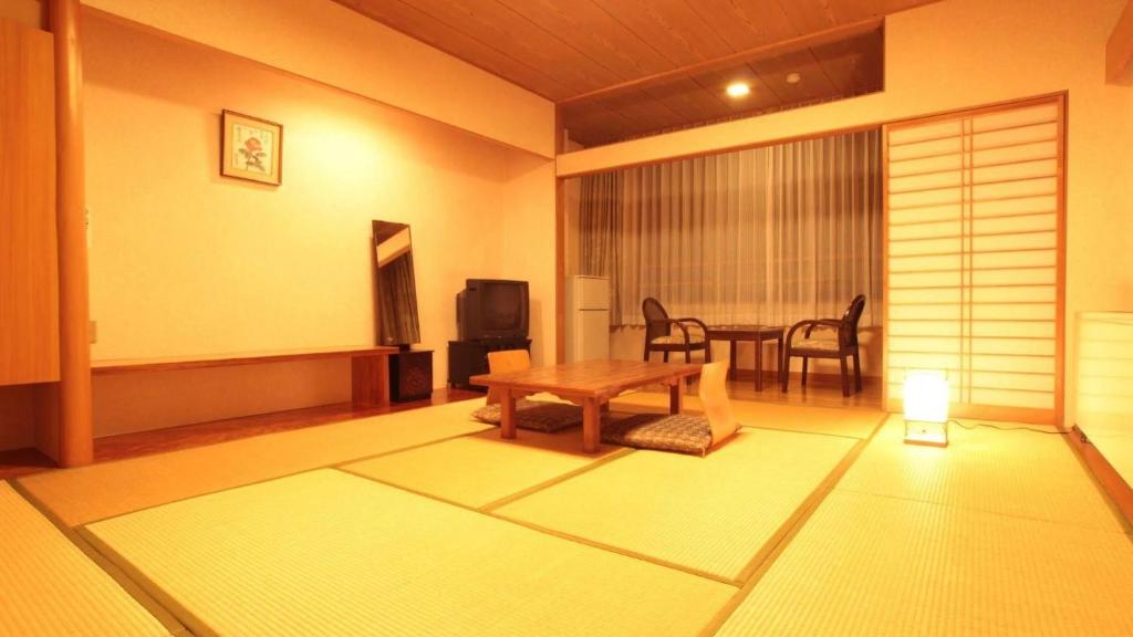 un salon avec une table et une salle à manger dans l'établissement Resort Project Myoko Kogen Hot Spring, à Myōkō 57 autres photos