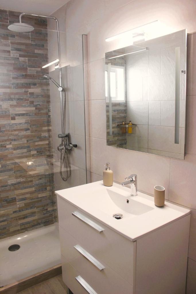 2BR Terrace Home - 10 min walk to the Beach 3