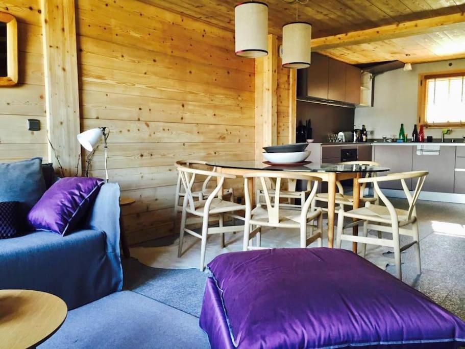 un salon avec une table et une cuisine dans l'établissement Lovely 4 bedroom apt ski-in ski-out with sauna, aux Houches 26 autres photos