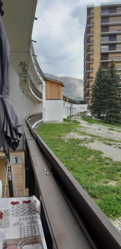 Elle dispose d'un balcon avec vue sur le bâtiment et la pelouse. dans l'établissement Superdevoluy Appart Rez de Neige, à Saint-Étienne-en-Dévoluy