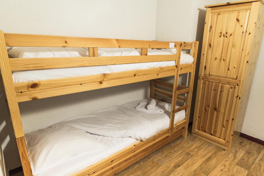 quelques lits superposés dans une chambre dans l'établissement La Berangere, à Chamrousse 14 autres photos