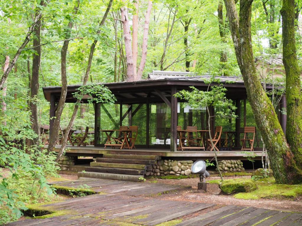 une cabine au milieu d'une forêt dans l'établissement Oyado Nagomino, à Azumino