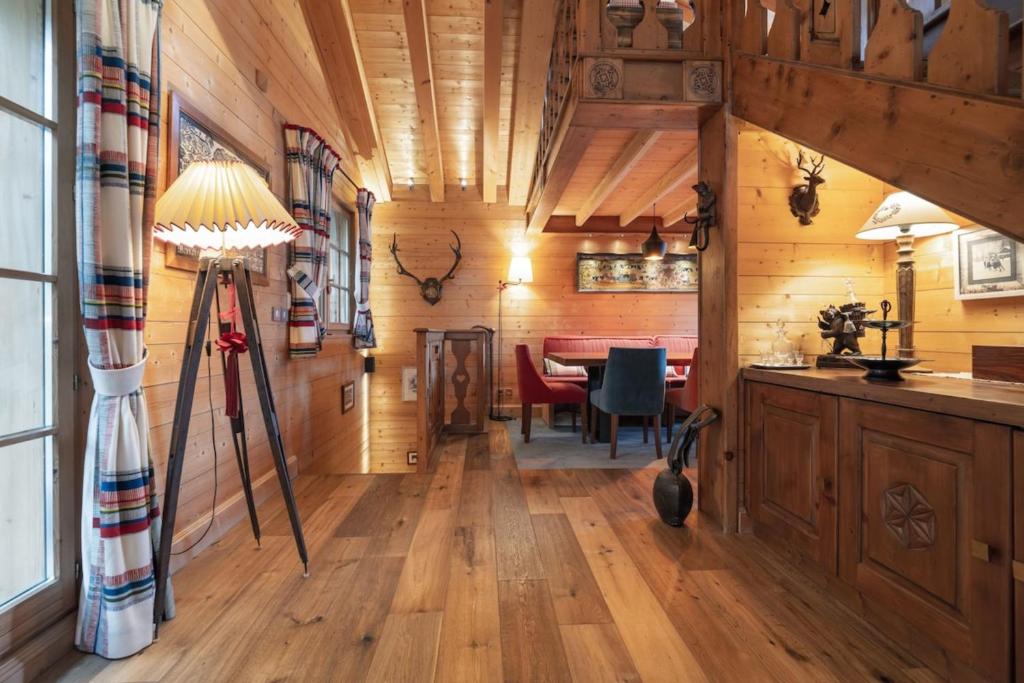 - une salle à manger et une cuisine dans une cabane en rondins dans l'établissement Chalet Joseph, à Courchevel
