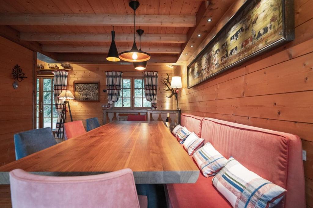 une salle à manger avec une table et des chaises en bois dans l'établissement Chalet Joseph, à Courchevel