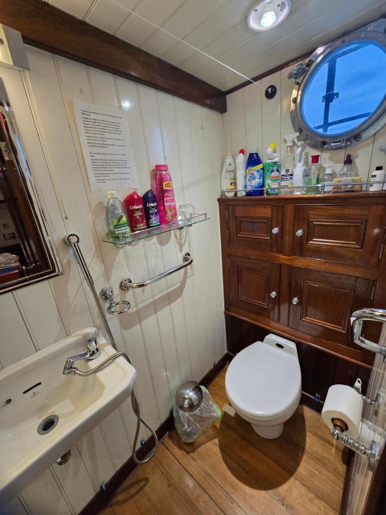 une petite salle de bain avec toilettes et lavabo dans l'établissement Peniche Saul Nomad, à Aigues-Mortes 9 autres photos