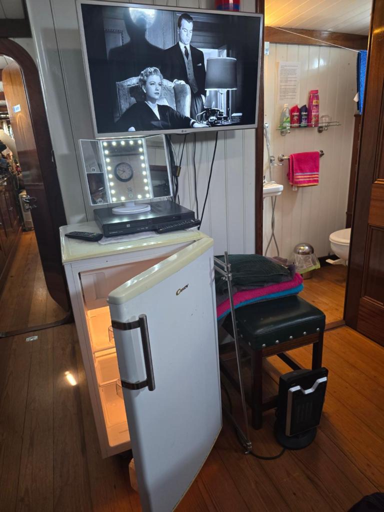 Cette chambre dispose d'un réfrigérateur et d'un ordinateur portable. dans l'établissement Peniche Saul Nomad, à Aigues-Mortes