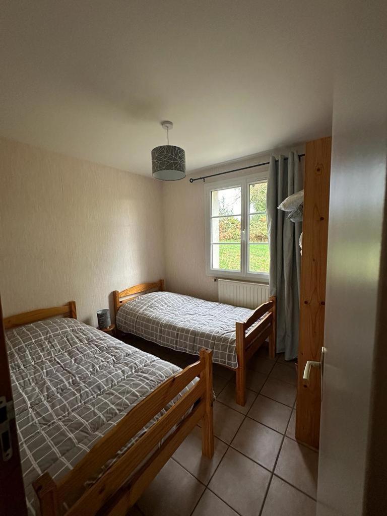 une chambre avec deux lits et une fenêtre dans l'établissement Les Gîtes du Bulhion, à Molles