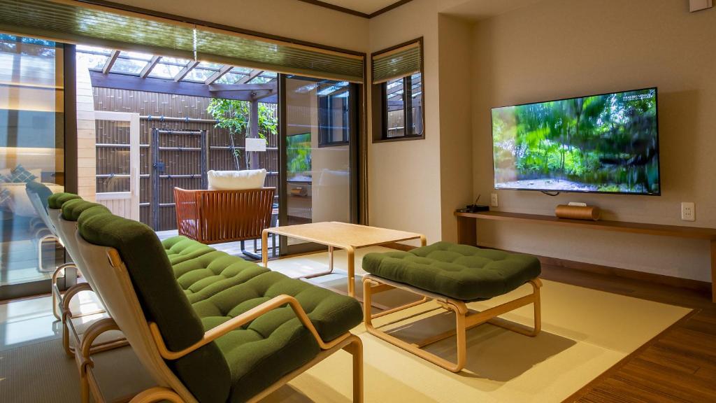 un salon avec un canapé et une télévision dans l'établissement Hanare no yado Kamigakure, à Takachiho
