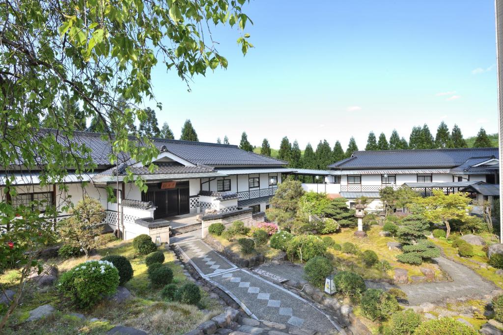 une image d'une maison avec un jardin dans l'établissement Yunogo Bishunkaku, à Mimasaka