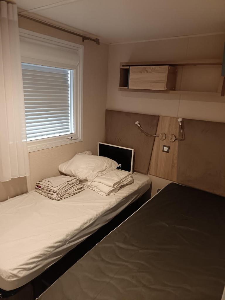 une chambre avec un lit avec un ordinateur portable dessus dans l'établissement Le petit paradis, à Fréjus