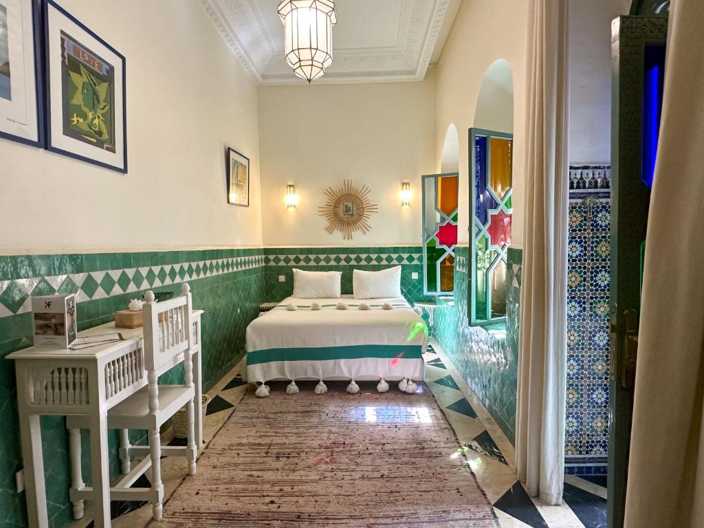 - une chambre avec un lit dans une pièce revêtue de carrelage dans l'établissement Riad Ksar Fawz & Spa, à Marrakech