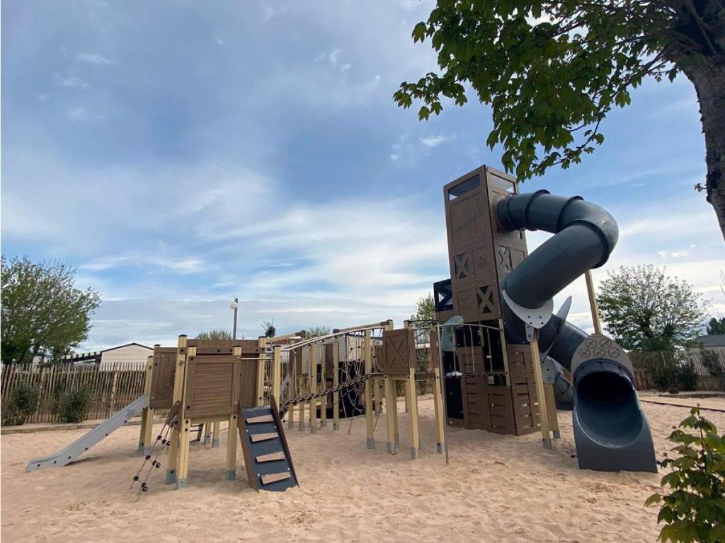 - une aire de jeux avec toboggan et quelques équipements de jeux dans l'établissement Richards Holidays, à Jard-sur-Mer