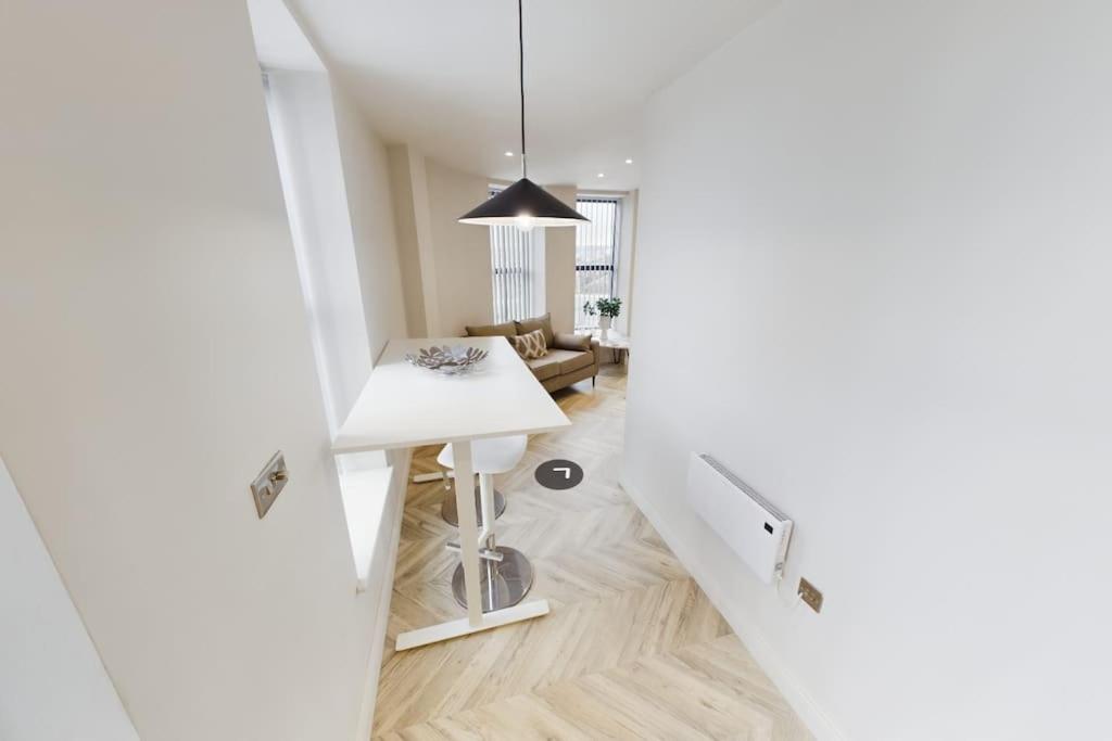 Luxury 2-Bedroom Penthouse with Stunning Views and Parking - Leeds City Centre 3