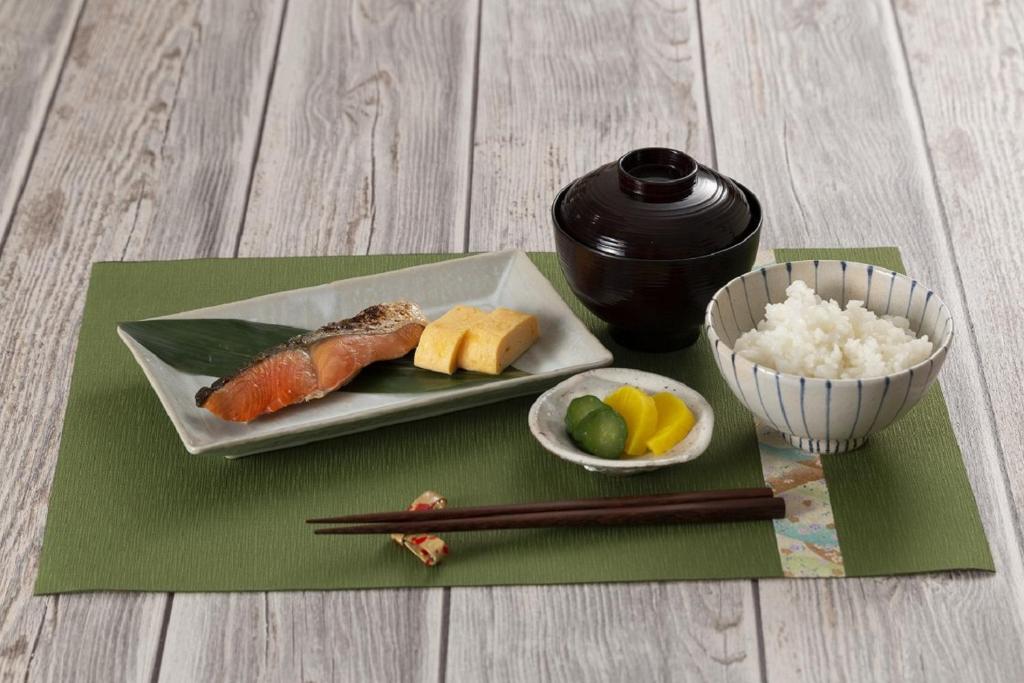 une assiette de nourriture avec des sushis, des baguettes et du riz dans l'établissement 奈良生駒市 Yes We Can イエスウィキャン 生駒店ー大人専用ー, à Ikuma